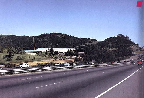 'Marin County Civic Center' 1957 - 70 von Frank Lloyd Wright; Bild aus 'The Architecture of Frank Lloyd Wright' von Neil Levine - 1996